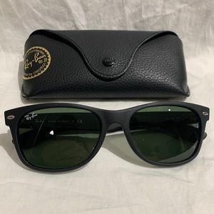 Ray Ban New Wayfarer matte black green lens RB2132